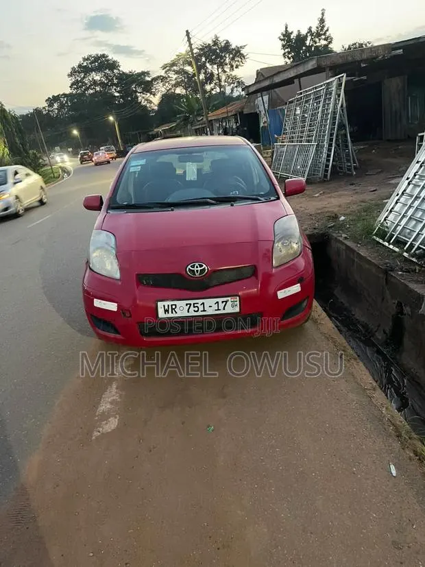 Toyota Yaris Base Hatchback 3dr 2010 Red