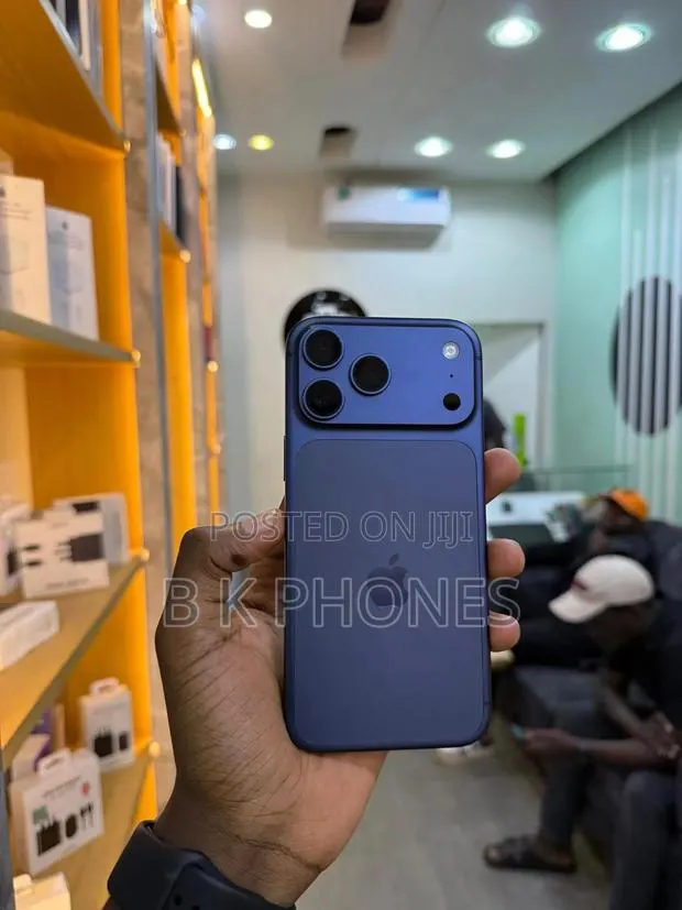 Apple iPhone 17 Pro Max 256 GB Blue · Photo 1