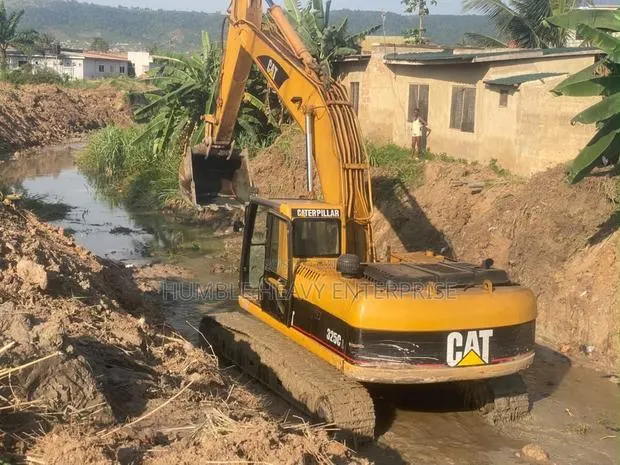 325 CL Excavator · Photo 1
