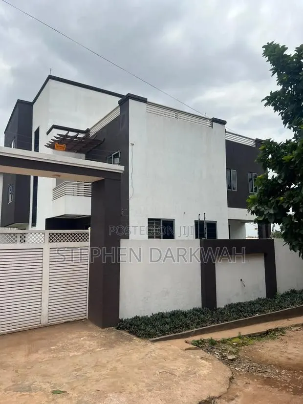 6bdrm Mansion in Starqman Realty, Atwima Nwabiagya for sale · Photo 1