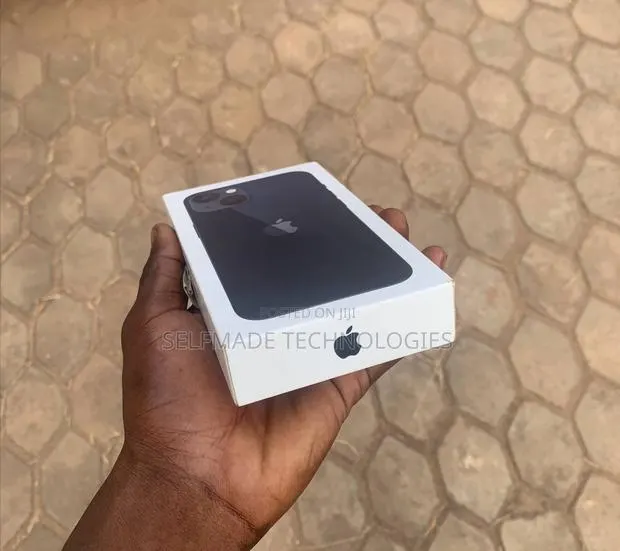 New Apple iPhone 13 128 GB Blue · Photo 1