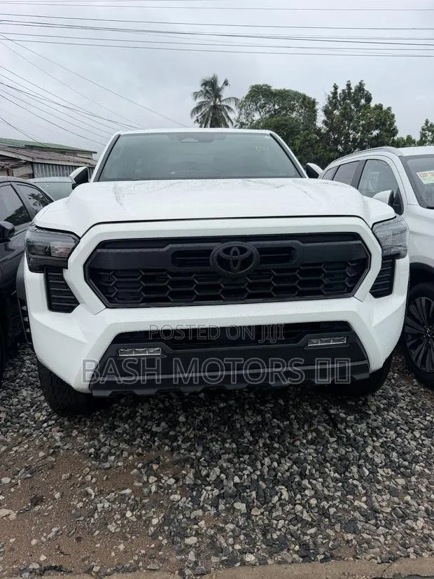Toyota Tacoma 2024 White · Photo 1