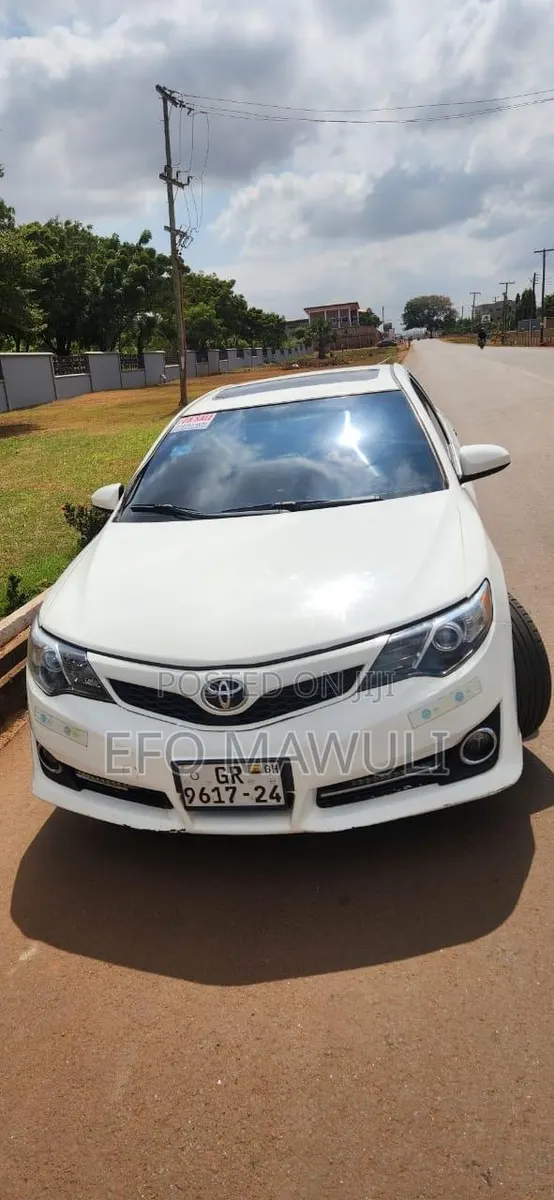 Toyota Camry SE 4dr Sedan (2.5L 4cyl 6A) 2013 White · Photo 1