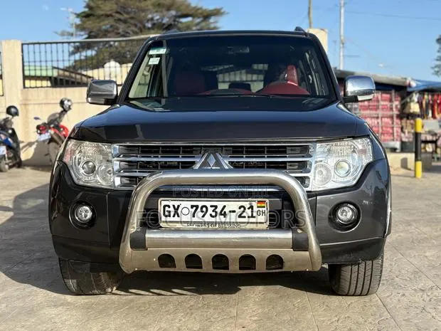 Mitsubishi Pajero 2011 Gray · Photo 1