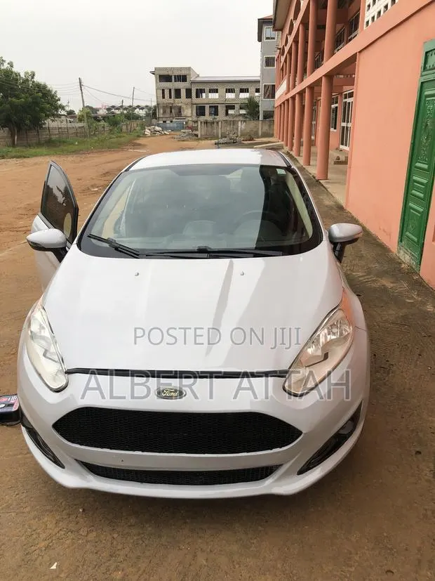 Ford Fiesta SE 4dr Sedan (1.6L 4cyl 5M) 2015 Gray · Photo 1