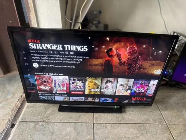 Toshiba 32 Inches,Digital Satellite ,Bluetooth,Netflix,Youtube Tv · Photo 1