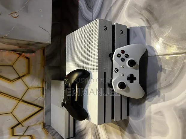 Xbox One S + Controller + 17 Top Games 1tb · Photo 1