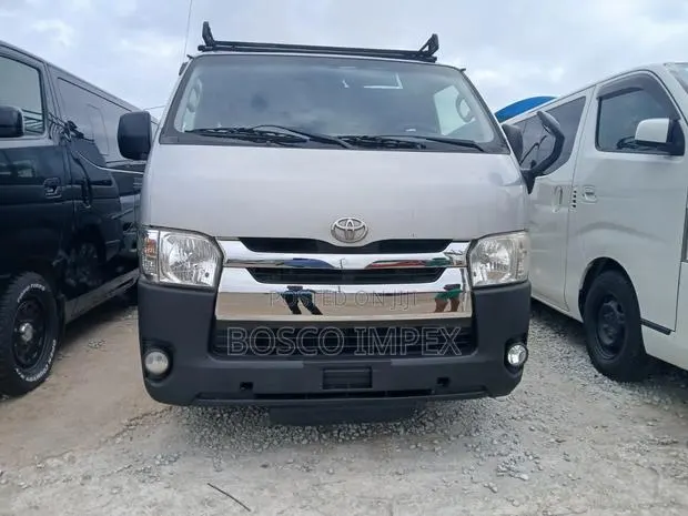 Toyota HiAce 2013 Silver · Photo 1