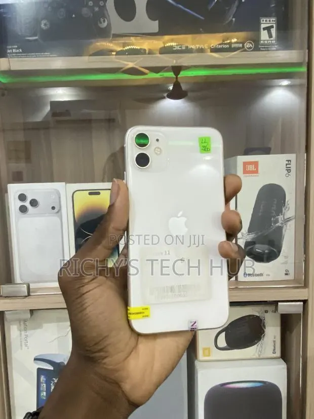 Apple iPhone 11 256 GB White · Photo 1