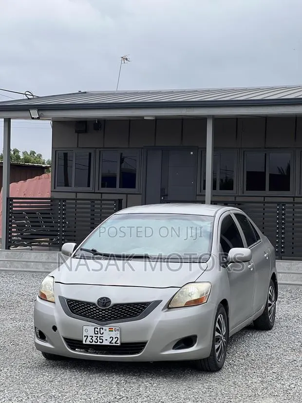 Toyota Yaris Base Sedan 4dr 2010 Silver · Photo 1