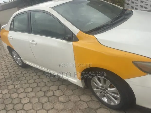 Toyota Corolla LE 4dr Sedan (1.8L 4cyl 4A) 2013 White · Photo 1