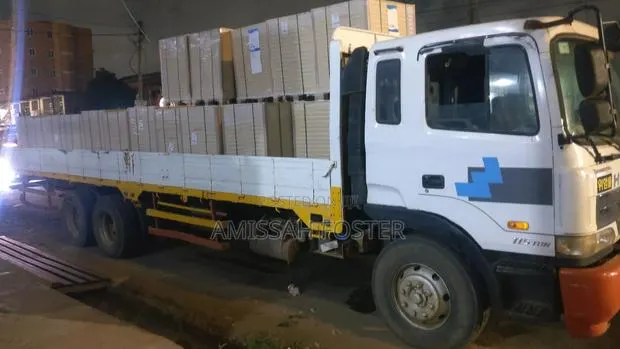 Hyundai Gold Truck for Rent · Photo 1