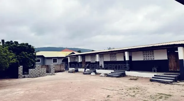 11 Classroom Block on 2 and Half Acre · Photo 1