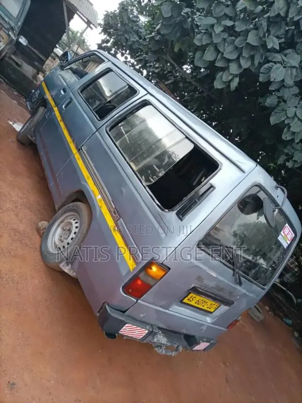 Nissan Caravan (Urvan) 2002 Silver · Photo 1
