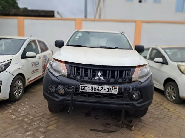 Mitsubishi L200 2017 White · Photo 1