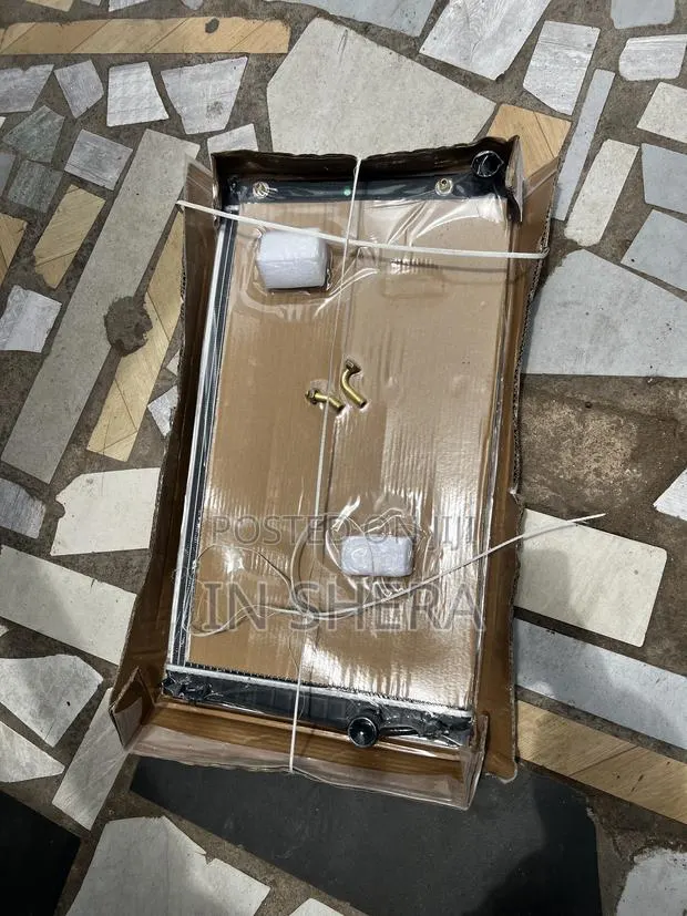 Toyota RAV4 Radiator Water Tank 2011 2012 2013 2014 · Photo 1