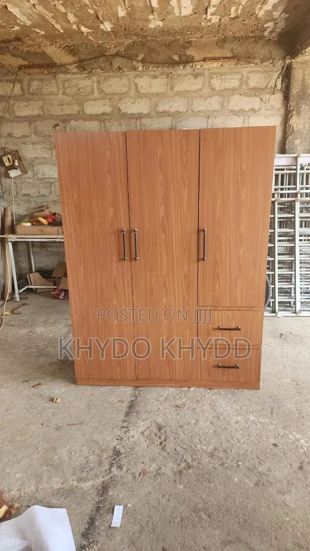 3 Door Wardrobe · Photo 1