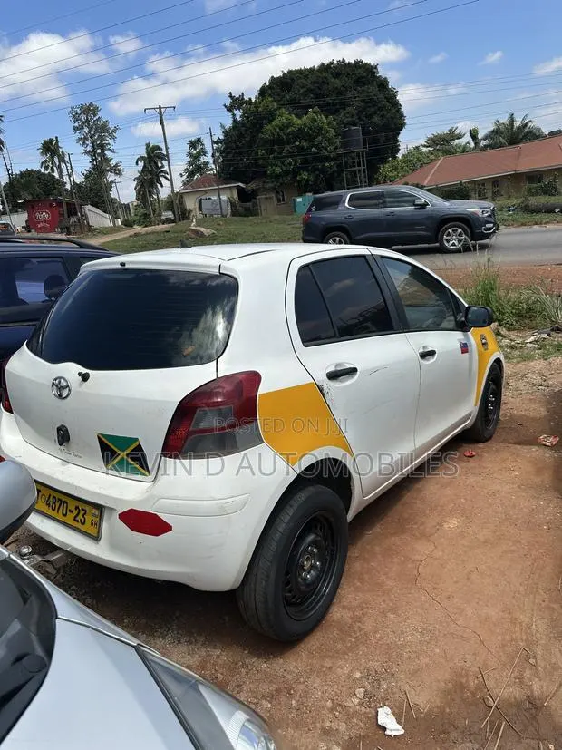 Toyota Yaris Base Hatchback 5dr 2010 White · Photo 1