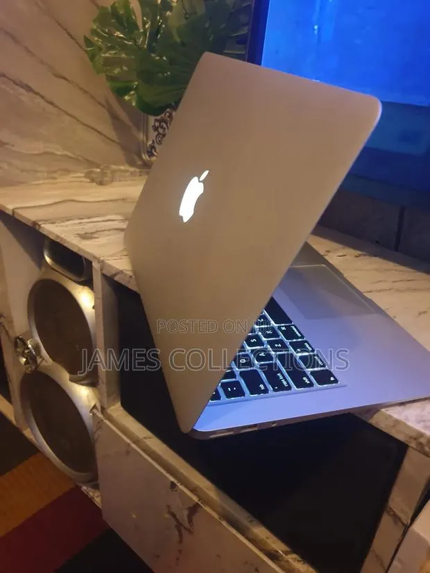 Laptop Apple MacBook Air 4GB Intel Core i5 SSD 128GB · Photo 1