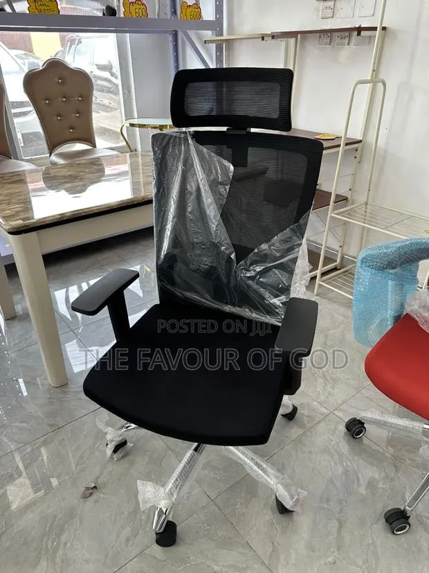 Strong and Well Made Swivel Chair · Photo 2
