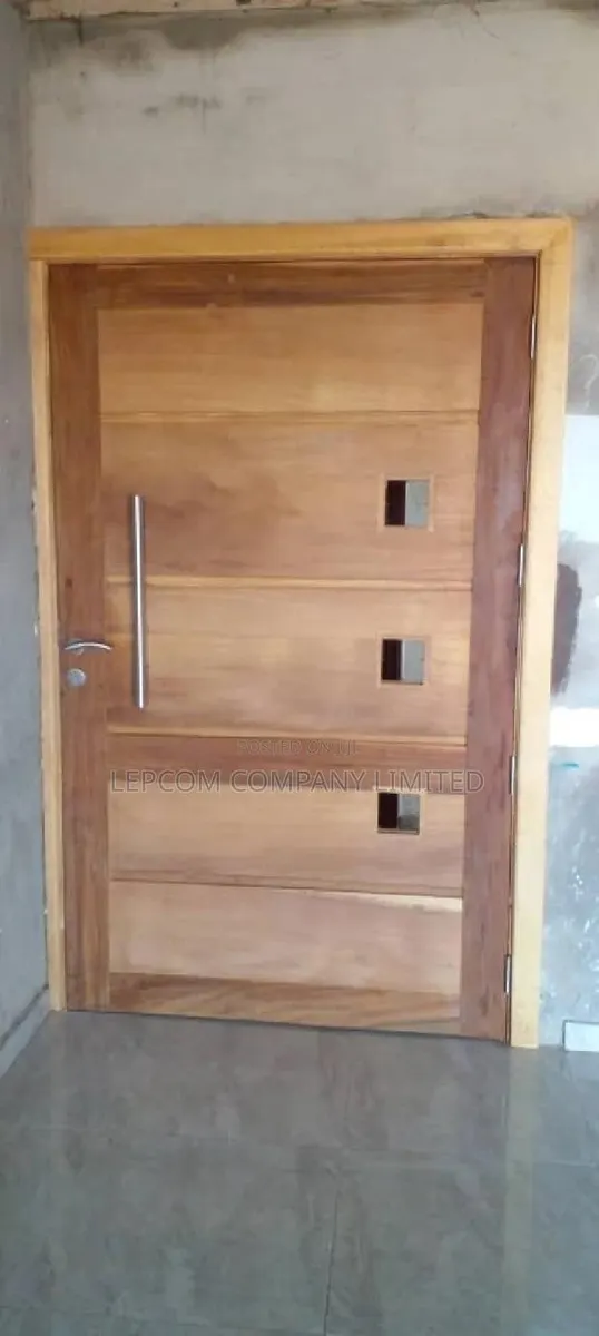 Wooden Door · Photo 1