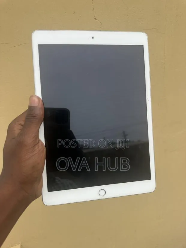 Apple iPad 9.7 32 GB Gray · Photo 1