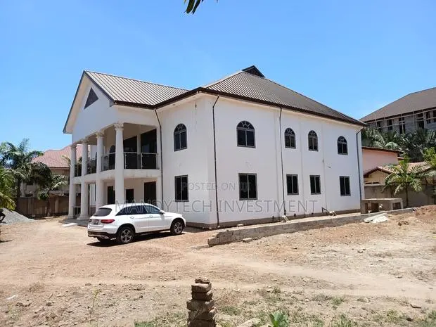 Spacious 11-bedroom Mansion For Sale At Ajiringanor · Photo 1