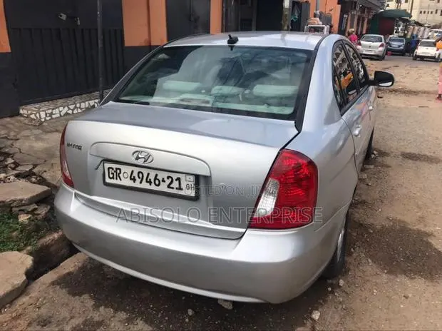 Hyundai Accent 2010 Silver · Photo 1
