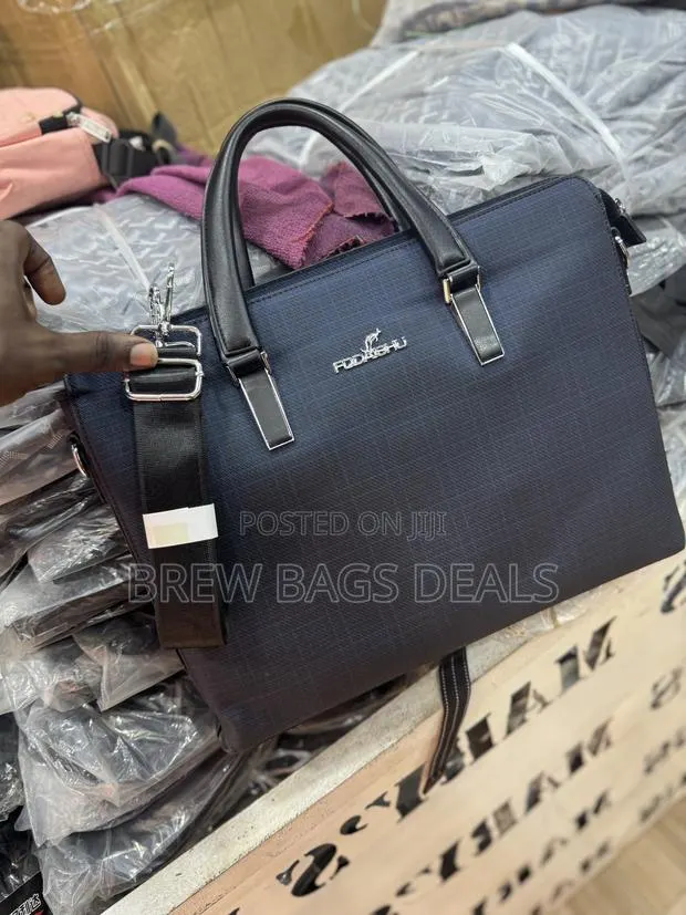 Quality Pure Leather Unisex Laptop Bag With Shoulder Strap. · Photo 1