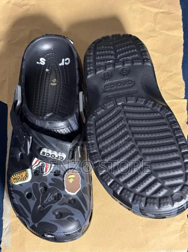 Fashion Pattern Crocs Clogs Lightweight Unisex Size 40-45 Black Color · Photo 1