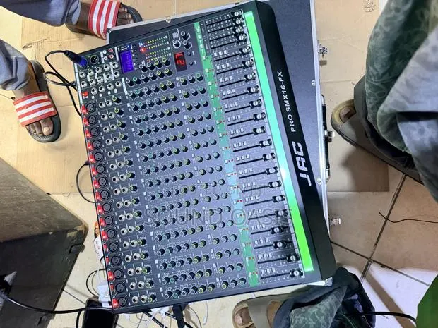 Jac Pro Smx16-Fx, a 16-Channel Professional Audio Mixing Console · Photo 1