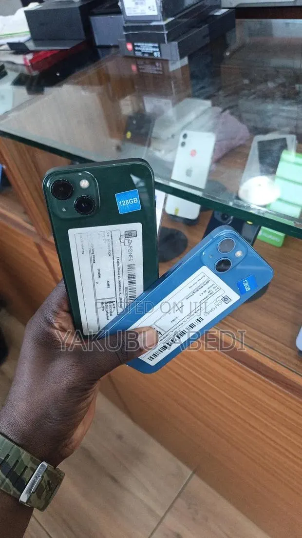 Apple iPhone 13 128 GB Blue · Photo 3