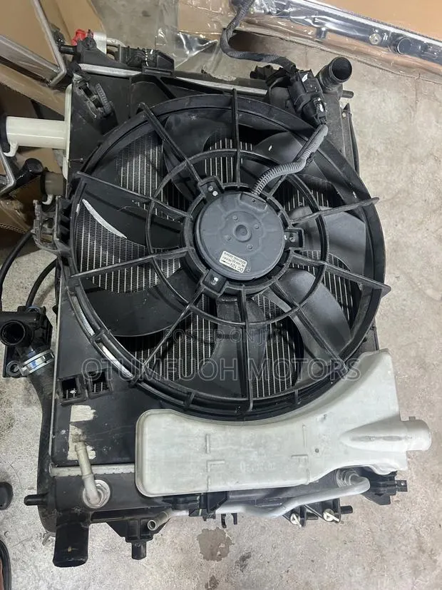 Hyundai Accent 2012 2013 2014 2015 2016 Complete Radiator (Water Tank) · Photo 1