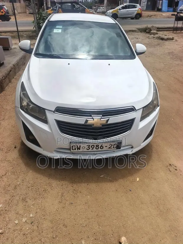 Chevrolet Cruze 2010 White · Photo 1