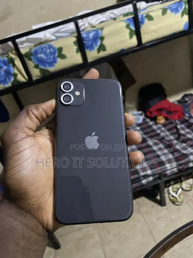 Apple iPhone 11 64 GB Black · Photo 1
