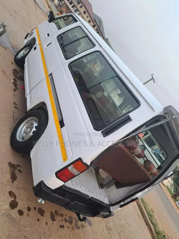 Nissan Caravan (Urvan) 2000 White · Photo 1