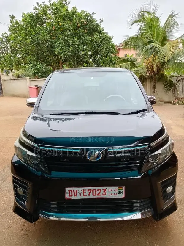 Toyota Voxy X 2WD 7-Seater 2015 Black · Photo 1