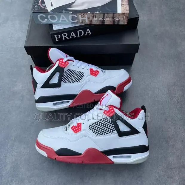 Jordan 4 Retro Sneaker · Photo 1