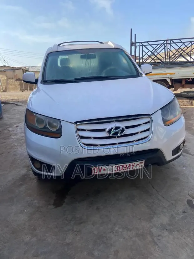 Hyundai Santa Fe 2012 White · Photo 1