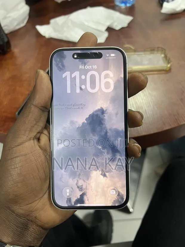 Apple iPhone 16 128 GB White · Photo 1
