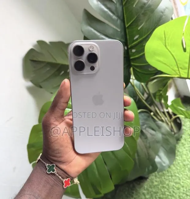 Apple iPhone 16 Pro Max 512 GB Silver · Photo 1