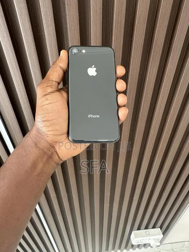 Apple iPhone 8 64 GB Black · Photo 1