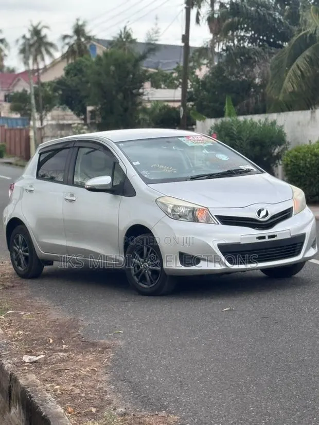 Toyota Vitz 2014 Silver · Photo 1