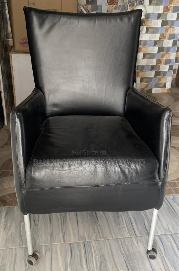 Executive Leather Office Chair With Wheels - Reception Meeting Chair · Photo 1