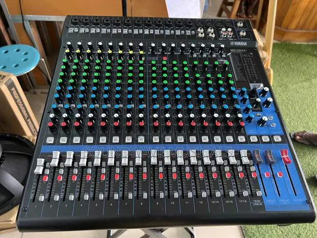 Yamaha Mg-20 ,Professional Mixer · Photo 1