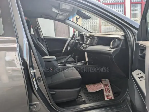 Toyota RAV4 LE 4dr SUV AWD (2.5L 4cyl 6A) 2018 Gray · Photo 1