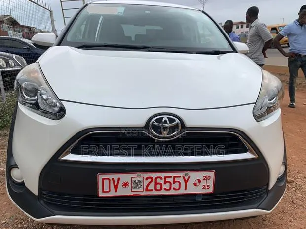Toyota Sienta 2017 Gray · Photo 1