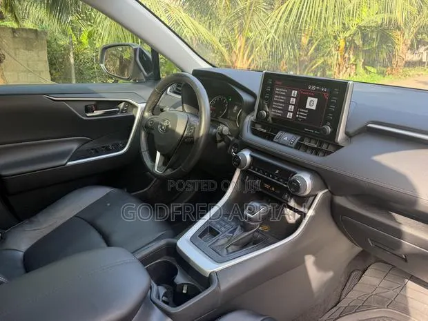 Toyota RAV4 XLE 2022 · Photo 1