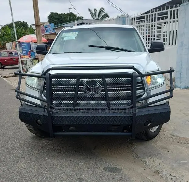 Toyota Tundra Limited 5.7L V8 4x2 CrewMax 5.6 ft. box 145.7 in. WB 2017 · Photo 1