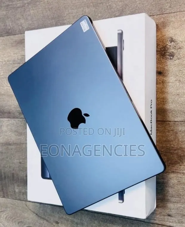 New Laptop Apple MacBook Pro 2025 M5 16GB Apple M5 SSD 1T · Photo 1